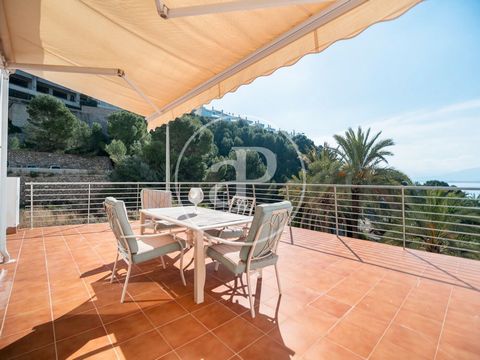 250 sqm furnished house with Terrace and views in Cullera.The property has 4 bedrooms, 3 bathrooms, swimming pool, parking space, air conditioning, fitted wardrobes, balcony, heating and storage room. Ref. VV2302074 Features: - Air Conditioning - Swi...