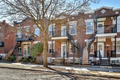 This century-old duplex, nestled in a lively neighborhood close to all amenities, offers two separate units. The lower unit, a 4 1/2 with 2 closed bedrooms and a beautiful backyard, is ideal for an owner-occupant. The upper unit, a bright 5 1/2 with ...