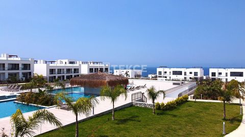 Appartement aan de Kust in Complex in Girne, Noord-Cyprus Girne, de parel van het eiland Cyprus, ligt aan de noordkust van het eiland. De stad is een hoofdstad voor onderwijs en toerisme en beschikt daarnaast over een grote verscheidenheid aan social...