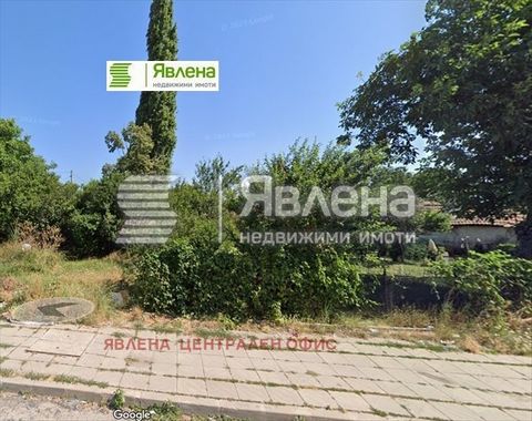 Yavlena sells a plot of land located in the heart of the residential district. Modern suburb. The area borders Blvd. Slivnitsa, which is one of the main thoroughfares, providing extremely fast access to the central parts of the city. The plot has a s...