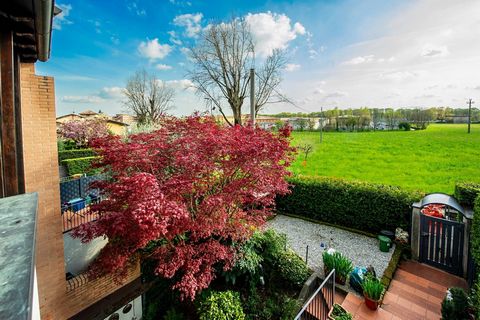 Deze geschakelde villa te koop in Gorle is een niet te missen kans voor wie een moderne en comfortabele woning wil. Het pand is gebouwd in 1990 en verkeert in een uitstekende staat van bewaring en vereist geen speciale renovatiewerkzaamheden. Met een...