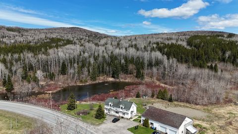 Rarität auf dem Markt! Schnell frei. Multiprojekt-Anwesen zum Verkauf in der Nähe des Matane Wildlife Reserve. Das ehemalige Gasthaus wurde im Laufe der Jahre mehrfach umgebaut. Es bietet 3 Schlafzimmer, mit der Möglichkeit, weitere hinzuzufügen. Gro...