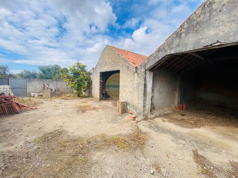 Located in Caldas da Rainha. Old house and land for construction - Caldas da Rainha These are 2 articles: - Walled urban article with storage rooms, courtyard and well and with a total area of 185m2 with 50m2 registered as storage rooms. - Contiguous...