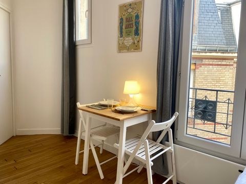 Bright, spacious studio located in a lively area of Paris's 15th arrondissement, close to shops, exhibition center, bars and restaurants.