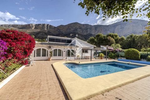 Situated with the stunning Montgo mountain as a backdrop, at the end of a cul-de-sac, this property enjoys a peaceful setting with no through traffic. An electric gate opens onto a very large private parking space, with plenty of space for various ve...