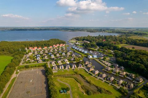 Dit vrijstaande, comfortabele vakantiehuis ligt aan het water op het ruim opgezette vakantiepark Waterpark De Bloemert, gelegen aan het Zuidlaardermeer. Het ligt nog net in de provincie Drenthe, 3 km. van het dorpje Zuidlaren, nabij natuurparken zoal...
