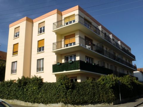 Dans immeuble sécurisé avec ascenseur, appartement comprenant entrée, séjour -salon donnant sur balcon, cuisine aménagée, deux chambres, salle de bains,wc. Une cave ,place de parking en sous-sol.