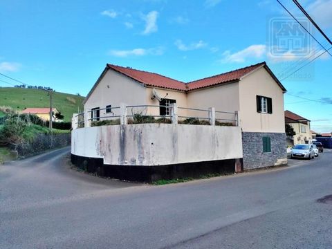 Detached house, type T3, consisting of 2 floors, with garage/annex, built on a plot of land with 670 m², located in Praia do Almoxarife, Horta, Faial Island. Located in a quiet area, where some detached houses, agricultural land and pastures predomin...