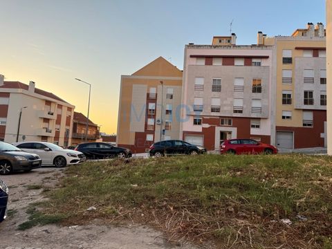 Fantastic land with 208m2 of total area located in Moita, in Alto de São Sebastião. Plot of land for urban construction, authorised by permit 4/98 for the construction of a building with a maximum of 4 floors and basement, 8 dwellings with 988m2 of t...