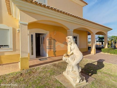With a location of excellence, in a quiet area in Vila Nova de Cacela, close to commerce and services, a 3 bedroom villa that presents itself as an excellent opportunity both for own housing and to monetize. On the ground floor there is a garden arou...