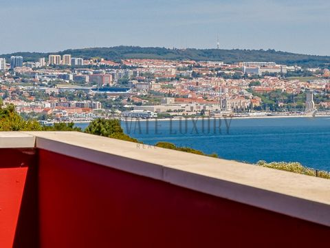 Discover the perfect balance between the serenity of the countryside and the proximity to the city, with a breathtaking view of the Tejo River Come and live in this amazing villa located in Almada just 12 km from Lisbon, with spectacular views and wi...