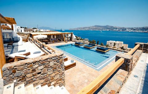 Deze adembenemende villa met zeezicht ligt op slechts 100 meter van de zee in Kanalia en biedt een panoramisch uitzicht op de stad Mykonos, inclusief 