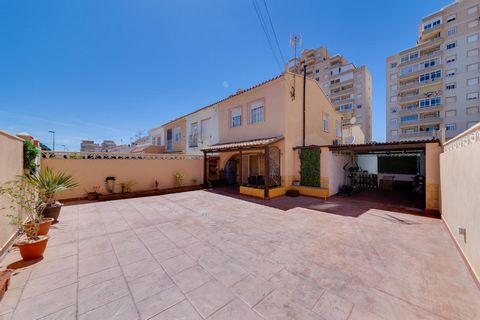 Live the Mediterranean dream in this oasis of peace a short distance from the beach in Nueva Torrevieja! Can you imagine waking up every morning with the sea breeze caressing your face and the aroma of the Mediterranean filling your senses? In this s...