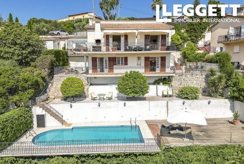 A27260BC06 - Charming villa from the 1970s on 2 floors, with a view of Mandelieu la Napoule, the oldest golf course in southern France and the bay of Cannes. The property contains on the upper level: An entrance hall in connection with the kitchen an...