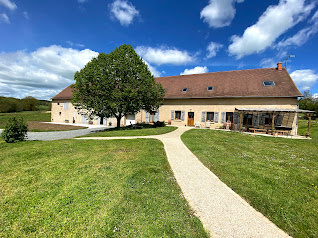 Altes Bauernhaus renoviert (von einem Baufachmann) mit toller Ausstattung und immer noch tollen Möglichkeiten, Das Haus besteht aus: einem Raum von 31 m2, einer offenen Einbauküche von 17 m2, einem Wohnzimmer von 51 m2 mit Kamineinsatz und Bar, einer...