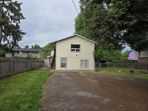 Great location for this DUPLEX in the heart of Oregon City. Lower level unit has 2 full bathrooms and upper level has one bathroom. Both units have been fully rented and the rent amount hadn't been raised in years. Put your finishing touches on the y...