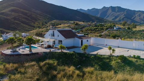 Welcome to a peaceful and beautiful lifestyle at Entrerios-La Cala Golf. Set on an elevated plot, this property offers majestic views of the mountains and the La Cala Golf course. It is an exceptional private estate surrounded by nature, providing th...