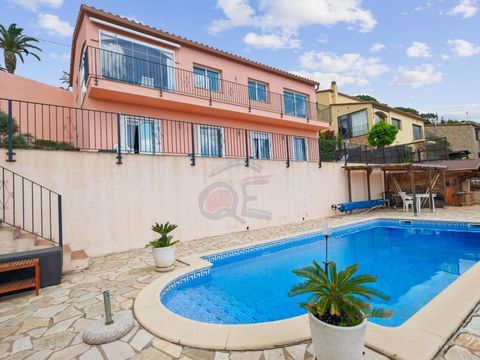 Desde esta encantadora casa se puede contemplar un horizonte despejado con vistas al mar y a los edificios costeros. Ubicada a unos 5 km de la costa, esta atractiva residencia, construida hace solo 17 años, ofrece todas las comodidades que pueda imag...