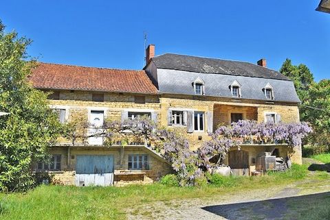 24290 THE AUBAREIL CHAPEL. Old farmhouse: house, barns, tobacco dryer, land of about 2905 m². Located in a quiet hamlet without nuisances, 11 kms from Montignac Lascaux and 20 kms from Sarlat la Canéda, this old stone farmhouse is composed of a large...