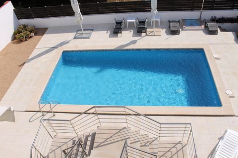En Puig Sec, en una parcela de 500 m2, 2 casas pareadas, jardín privado y piscina para ambas casas. Ambas están compuestas por un hall de entrada. Nivel +1: 2 dormitorios, baño, terraza con vista al mar. Nivel -1: salón-comedor, cocina abierta al sal...
