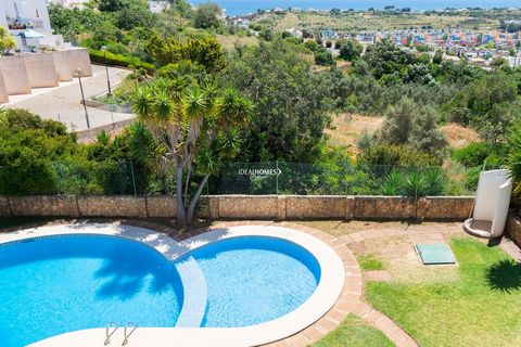 Offering sea views and overlooking the Marina, this affordable apartment in Albufeira is ideal for those seeking a convenient location. This updated and newly renovated property features a bathroom, bedroom, living room, and fully equipped kitchen wi...