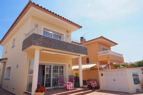 Benvenuti nella vostra vacanza da sogno a Empuriabrava! Questa squisita casa vacanze offre la miscela perfetta di comfort, praticità e lusso per un'esperienza di vacanza indimenticabile. Appena entri, sarai accolto da una zona soggiorno spaziosa e sp...