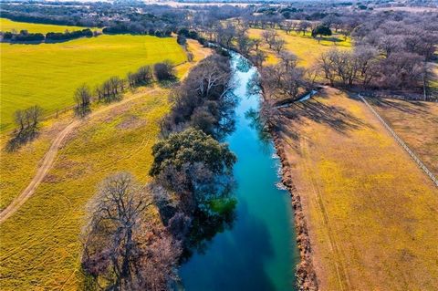 Położony w sercu Teksasu z ponad milą frontu wodnego, gdzie Ujście historycznego Salado Creek spotyka się z rzeką Lampasas; znajdziesz Texas Charm z Southern Grace. Od momentu wejścia do bramy poczujesz się jak w domu. Te 303 akry wciągają cię i zapi...