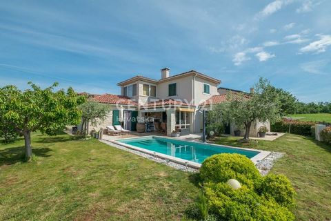 Una bellissima villa mediterranea in vendita, a soli 8 km dalle prime spiagge e dal trambusto della città. La villa si trova in un tranquillo villaggio splendidamente arredato che trasuda pace, tranquillità e i meravigliosi profumi degli uliveti e de...