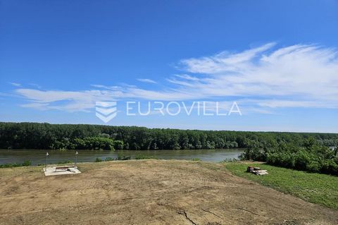 Vukovar, Mitnica - by the Danube, attractive building plot 2259 m2, quiet location with a beautiful view of the river, perfect for a family house or a building with three apartments. The land has a front (width) of 17 m, the length is 115 m. Two new ...