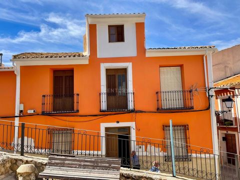 Entdecken Sie dieses Immobilienjuwel im Herzen der Altstadt von Ricote, Murcia. Mit 233 m2 Charme bietet dieses einzigartige Haus 6 Schlafzimmer, mehrere Wohnzimmer, ein Badezimmer und eine Außenterrasse mit Abstellraum. Darüber hinaus können Sie vom...