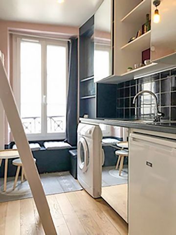 Appartement de type studio dans le 2e arrondissement sur la commune de Paris. La construction date de 1900. Ce bien se situe au troisième niveau. Il est formé d'un coin salon de 7m2, d'une salle d'eau et d'un espace cuisine. La surface plancher intér...