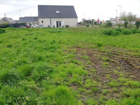 En Normandie, dans la Manche, à Périers, ce terrain constructible et viabilisé de 560 m². Possible de l'acquérir avec un autre de 718 m² pour qui voudrait créer un magasin, ou 2 maisons d'habitations. Environnement tranquille, à 2 pas des commerces q...