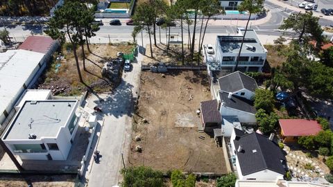 Opportunité unique à Aroeira ! Terrain urbain de 577m2 dans un lotissement avec préavis et projet achevé pour une villa individuelle de 5 chambres avec d'excellentes surfaces, dont 3 en suite, dont une au rez-de-chaussée. Située dans une zone privilé...