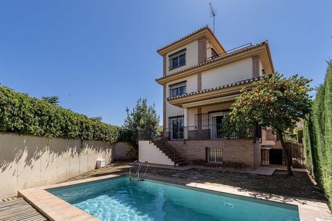 If you want to live in a detached villa with a pool within a beautiful urbanization in one of the most sought-after towns in the Granada belt but five minutes from the capital, this is your home. The house is distributed in basement, two floors and a...