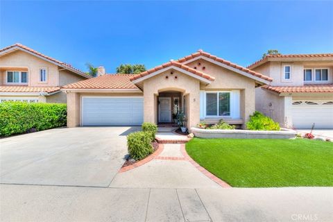 Discover your dream oasis in this enchanting home that effortlessly marries comfort with contemporary elegance, perfectly situated in the heart of Rancho Santa Margarita. This single-level masterpiece features 2 bedrooms and 2 bathrooms, making it an...
