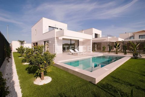 Gezellige Villa's met 3,4 Slaapkamers, Privézwembad en Parkeerplaats in Los Montesinos Nieuw gebouwde villa's met 3 en 4 slaapkamers zijn nu te koop in Los Montesinos. Deze eigentijdse designvilla's in Alicante beschikken over een privézwembad en par...