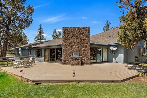 Where country and urban blend, enjoy being only minutes from shopping yet live in the country. A large, well planned out home on acreage presents awe inspiring Cascade Mountain views that promise tranquility and stunning sunsets. The property encompa...