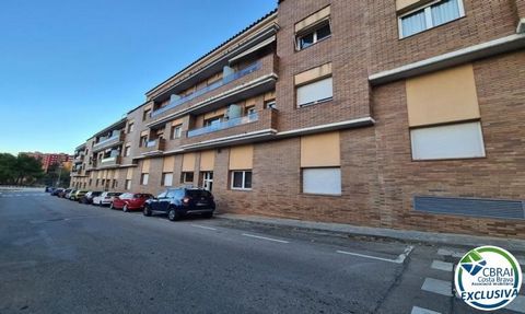 Appartement moderne de 48m2 (41m2 utiles) qui se trouve Ã  Figueres Ã  500m du parc Bosque, Ã  800m de la Rambla et Ã  300 du 1er supermarchÃ©. Il est situÃ© au 1er Ã©tage avec ascenseur et un parking privatif dans la mÃªme rÃ©sidence (entrÃ©e du par...