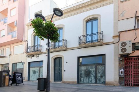 ¡Oportunidad única! Local comercial en venta en pleno centro de Almería. Con una ubicación estratégica de mucho paso en una calle peatonal, este espacio es ideal para cualquier tipo de negocio, garantizando alta visibilidad y fácil acceso. *Precio Ac...