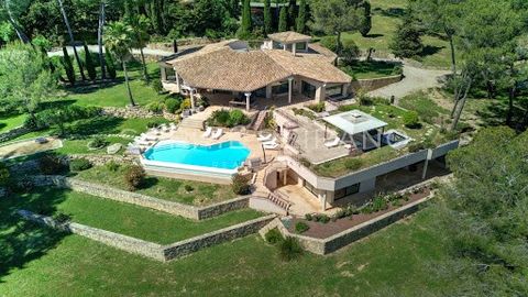 Rare! Situated in a prestigious and sought-after area of Mougins, this remarkable property boasts a total surface of 784 sqm, set on 3.2 hectares of land with a well and a heated swimming pool. The villa is bathed in light and offers impressive volum...