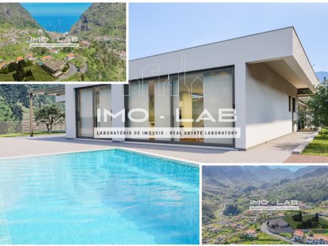 Kommen Sie und sehen Sie sich diese luxuriöse Villa mit 3 Schlafzimmern an der Nordküste der Insel Madeira in São Vicente an, mit einzigartigen Eigenschaften, es gibt 323m2 Bruttobaufläche, implantiert auf einem Grundstück mit 817m2 mit einem definit...