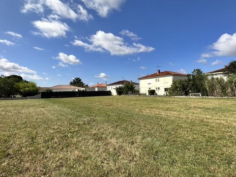 A 350m des premiers commerces - 600m de la première école primaire - 1,3 km de l'accès rocade. Beau terrain plat constructible, orienté sud. Terrain en partie clos, au fond d'une impasse, au calme. Situé en zone UM5a, l'emprise bâtie maximale est de ...