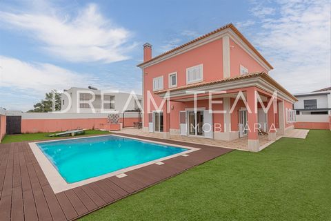 4 bedroom villa with swimming pool in Quinta da Amizade - Setúbal. This property consists of: - Basement with professional kitchen all in stainless steel, two bathrooms one for men and one for women, laundry, disco and garage; - Patio with swimming p...