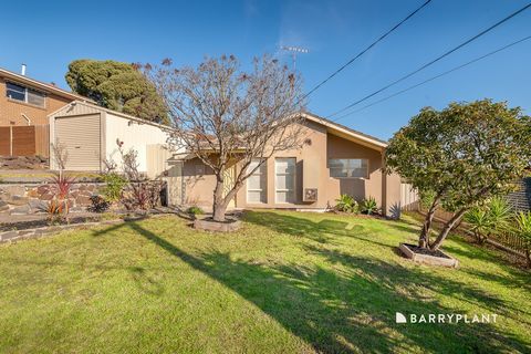 With a great view overlooking parkland and conveniently close to sought after amenities, this is a must see property for all home buyers and the smart investor. Property summary: 655m2 (approx.) allotment Single level living Spacious lounge room Thre...
