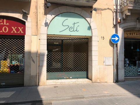 Commercial premises in the centre of Figueres two minutes from the Rambla, it has two rooms that can be joined, a warehouse, a bathroom, ideal for shops or offices...