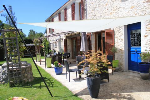 78830, en Vallée de Chevreuse, dans un joli hameau de Bullion, tout le charme de l'ancien pour cette belle maison en pierre comprenant au rdc un vaste salon/séjour double avec cheminée, une grande cuisine entièrement équipée, un bureau ou salle de bi...