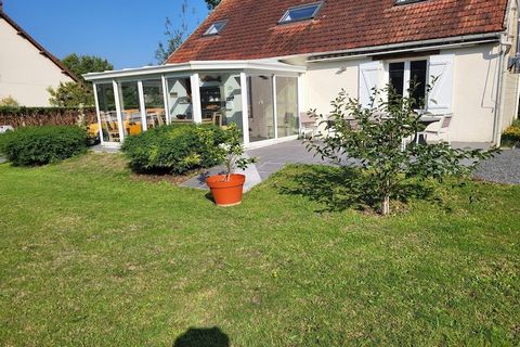 Dit prachtige vakantiehuis ligt in een woonwijk van het kleine stadje Asnelles, op slechts 500 meter van het strand. Dankzij de prachtige woonkamer met open haard en de uitgestrekte wintertuin, die uitnodigt om te genieten van aangename maaltijden me...