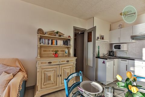 This charming apartment offers a perfect coastal getaway, with stunning ocean views from the loggia. Located in the family-friendly area of Les Becs in Saint Hilaire de Riez, it’s just 100 meters from the sandy beach, making it an ideal spot for a re...