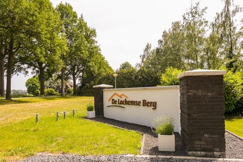 De vrijstaande accommodaties op dit kleinschalige vakantiepark zijn gelegen direct aan of vlakbij een waterpartij dat over de gehele lengte van het park loopt. De moderne uitstraling van de chalets ontstaat door de strakke vormgeving en grote raampar...
