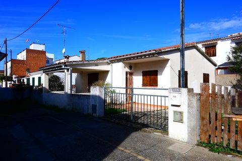 In einer ruhigen Gegend, am Ende eines Durchgangs, einstöckiges Haus mit 3 Schlafzimmern, Bad, Wohnzimmer, separater Küche, Terrasse, kleinem eingezäunten Garten. Parkplätze. Schuppen zum Abstellen von Fahrrädern, Gartengeräten.... Features: - Parkin...